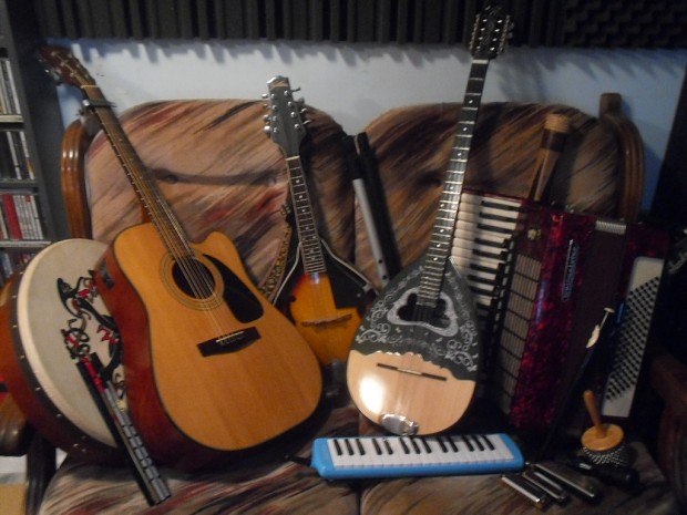 Omri's many instruments