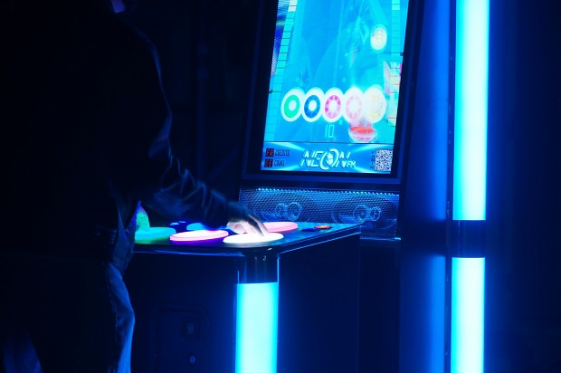 Neon FM cabinet and live gameplay