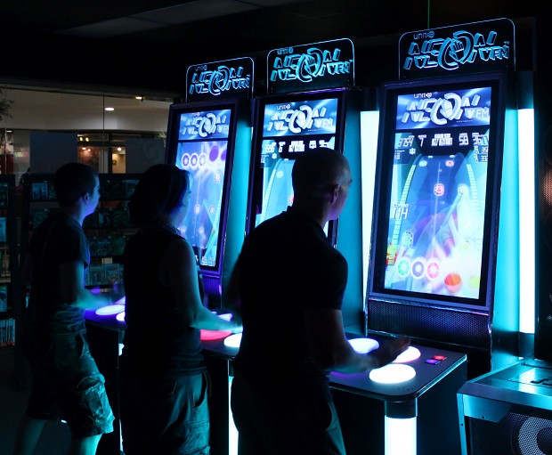 Neon FM cabinet and live gameplay