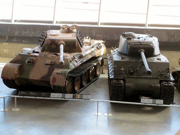 SdKfz 171 Panzerkampfwagen V Panther & M4 Sherman